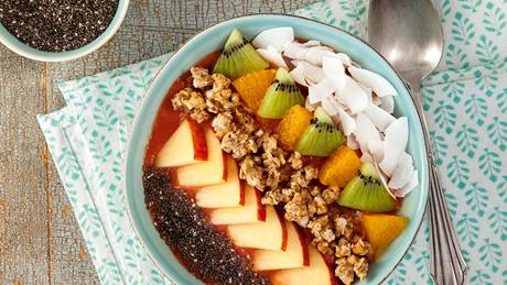 Himbeer-Smoothie-Bowl mit Chiasamen und Kokosnuss