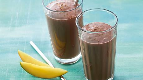 Schoko-Protein-Shake mit Mango und Erdbeere