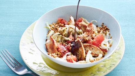 Grapefruit-Chicorée-Salat mit Hähnchenstreifen