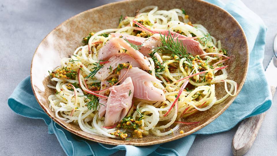 Frischer Apfel-Rettich-Salat mit geräucherten Forellenfilets