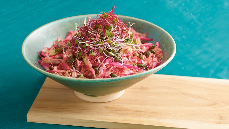 Bunter Filderkrautsalat mit Kürbiskern-Sprossen-Topping