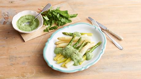 Zweierlei Spargel mit grüner Sauce