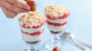 Kokos-Mandel-Wölkchen mit frischen Erdbeeren