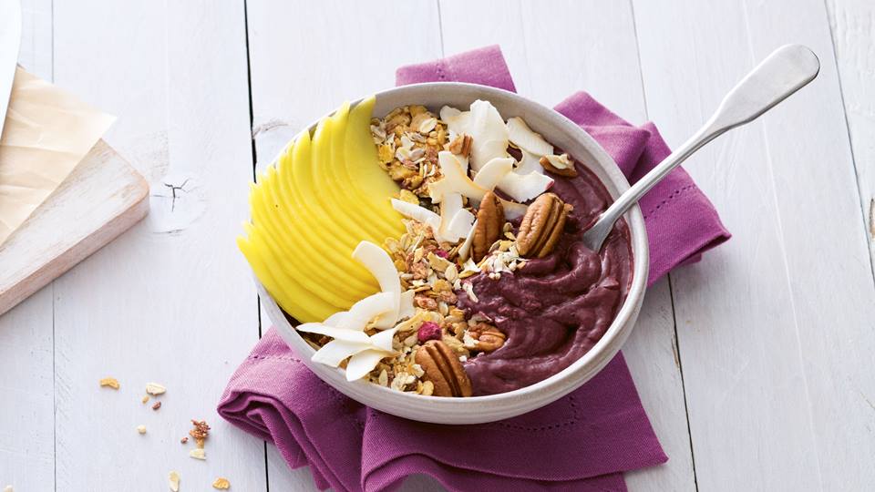 Açaí-Bowl mit Mango und Pekannusskernen