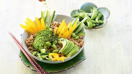 Japanischer Reissalat mit Avocado und Nori-Flocken