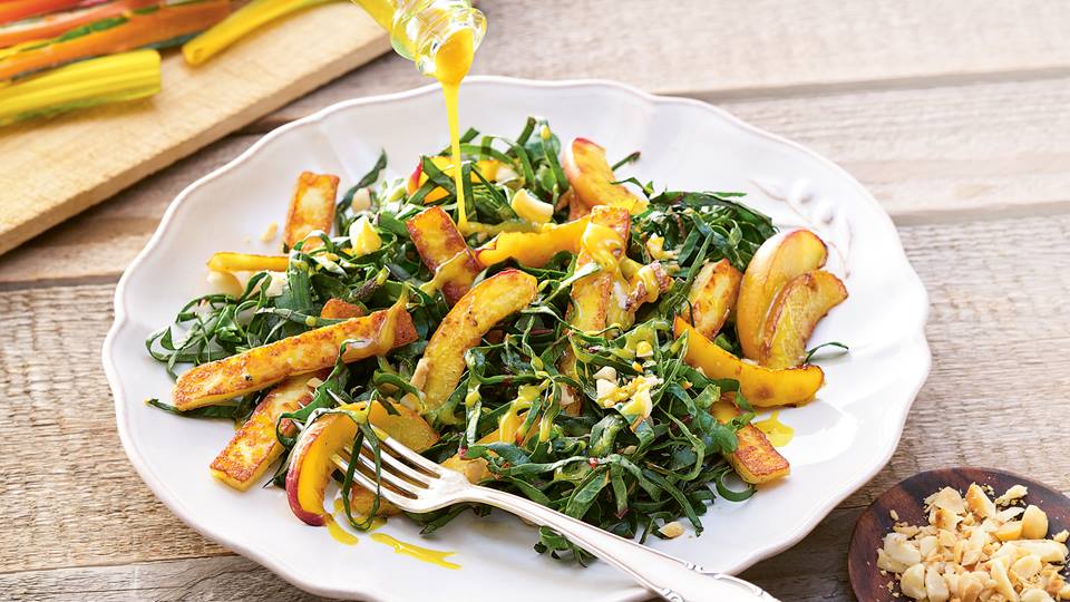 Mangoldsalat mit gegrilltem Pfirsich und Bratkäse