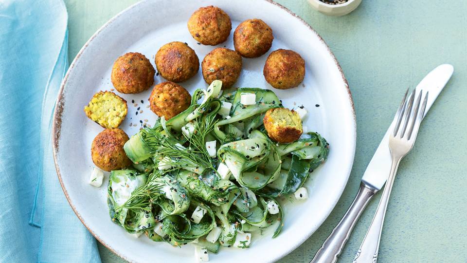 Gurken-Sesam-Salat mit Joghurt-Zitronen-Dressing