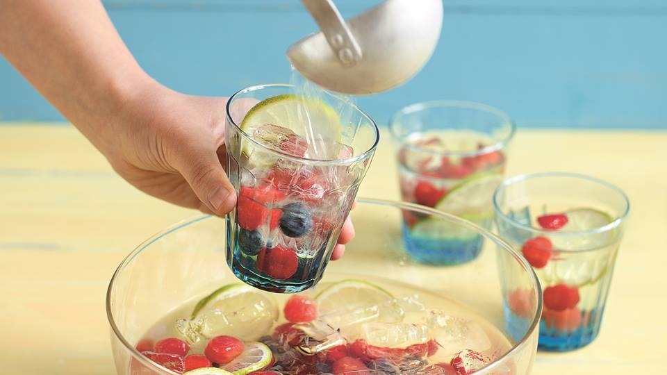 Melone-Beeren-Bowle mit Alkohol