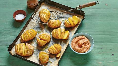 Schwedische Fächerkartoffeln mit Tomaten-Kapern-Hummus