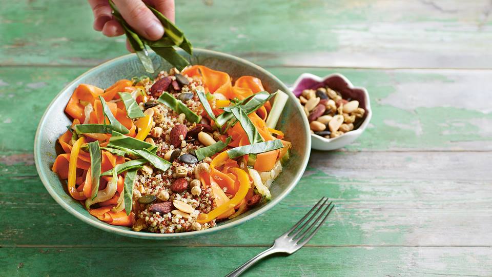 Bunte Teriyaki-Bowl mit Mangold und Quinoa