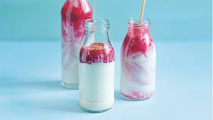 Kirsch-Bananen-Kefir mit weißem Mandelmus