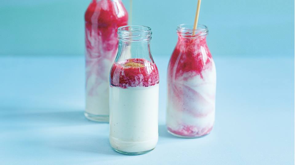 Kirsch-Bananen-Kefir mit weißem Mandelmus