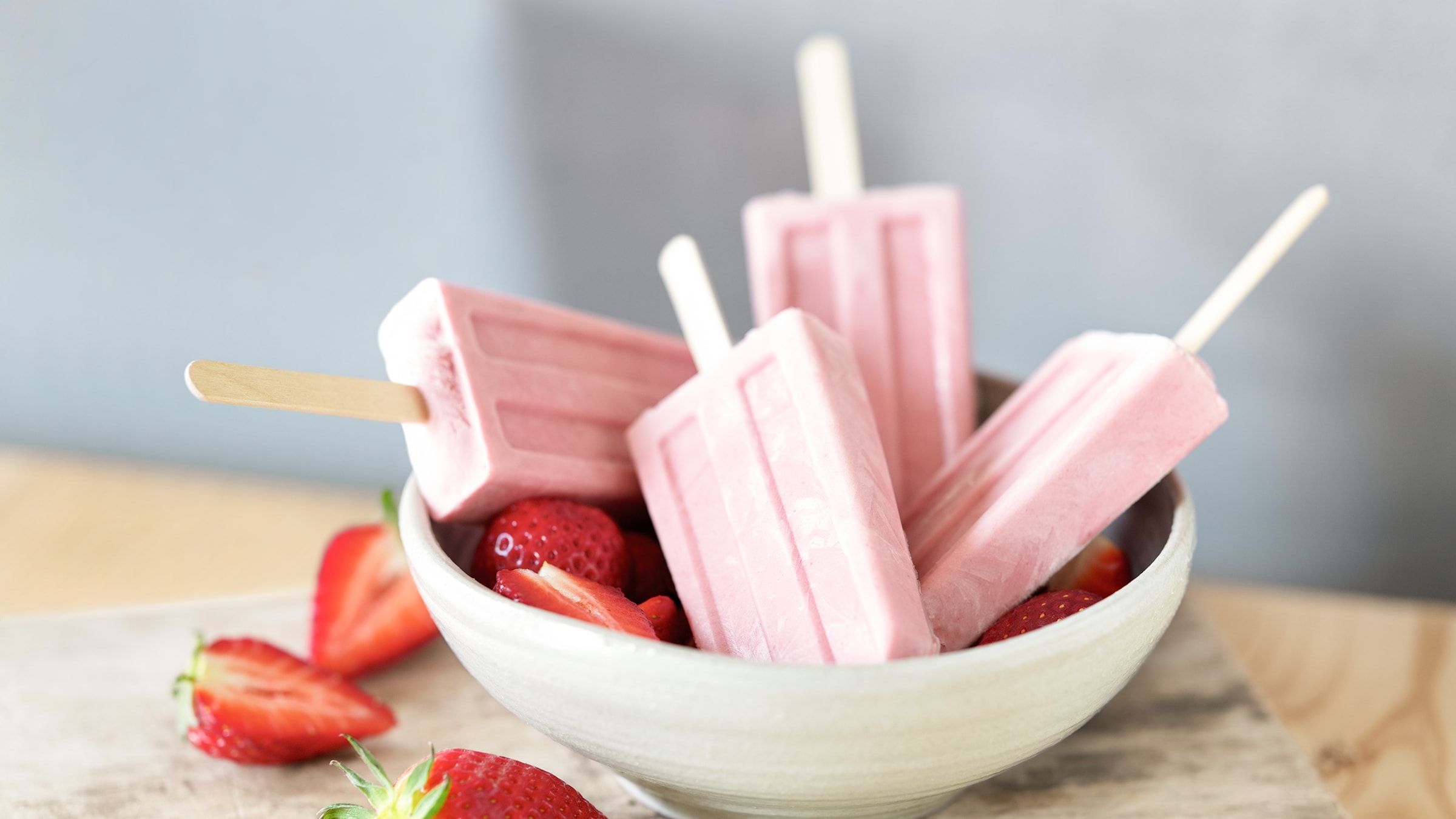 Erdbeereis am Stiel Rezept selbst machen | Alnatura