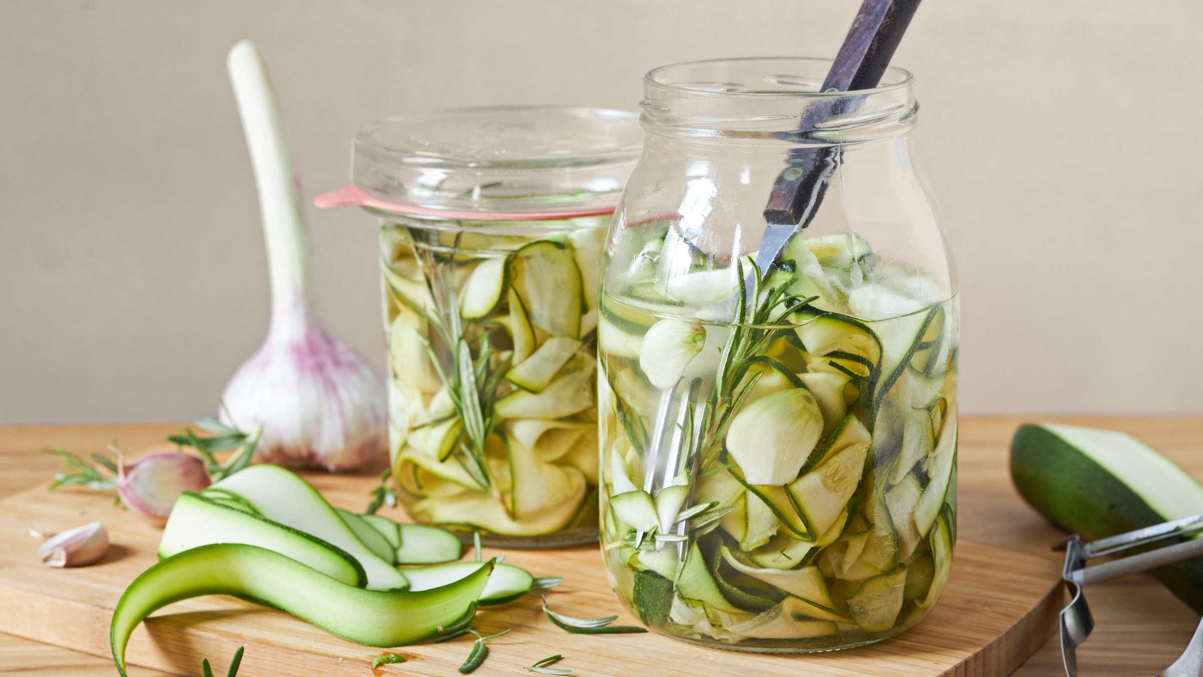 Sauer eingelegte Zucchini Rezept selbst machen | Alnatura