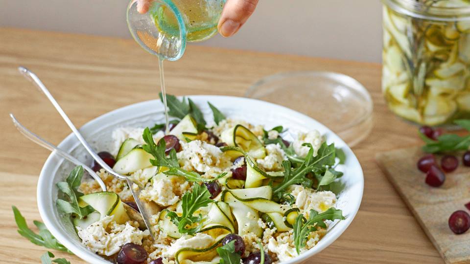 Bulgursalat mit Zucchini und Trauben