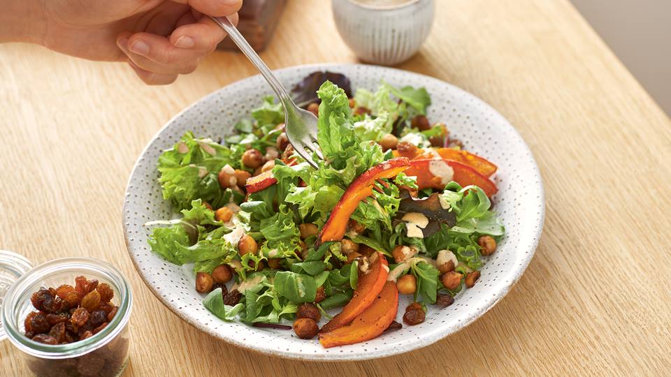 Wintersalat mit glasiertem Miso-Kürbis aus dem Ofen