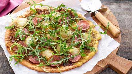 Salamipizza mit Blumenkohl-Boden