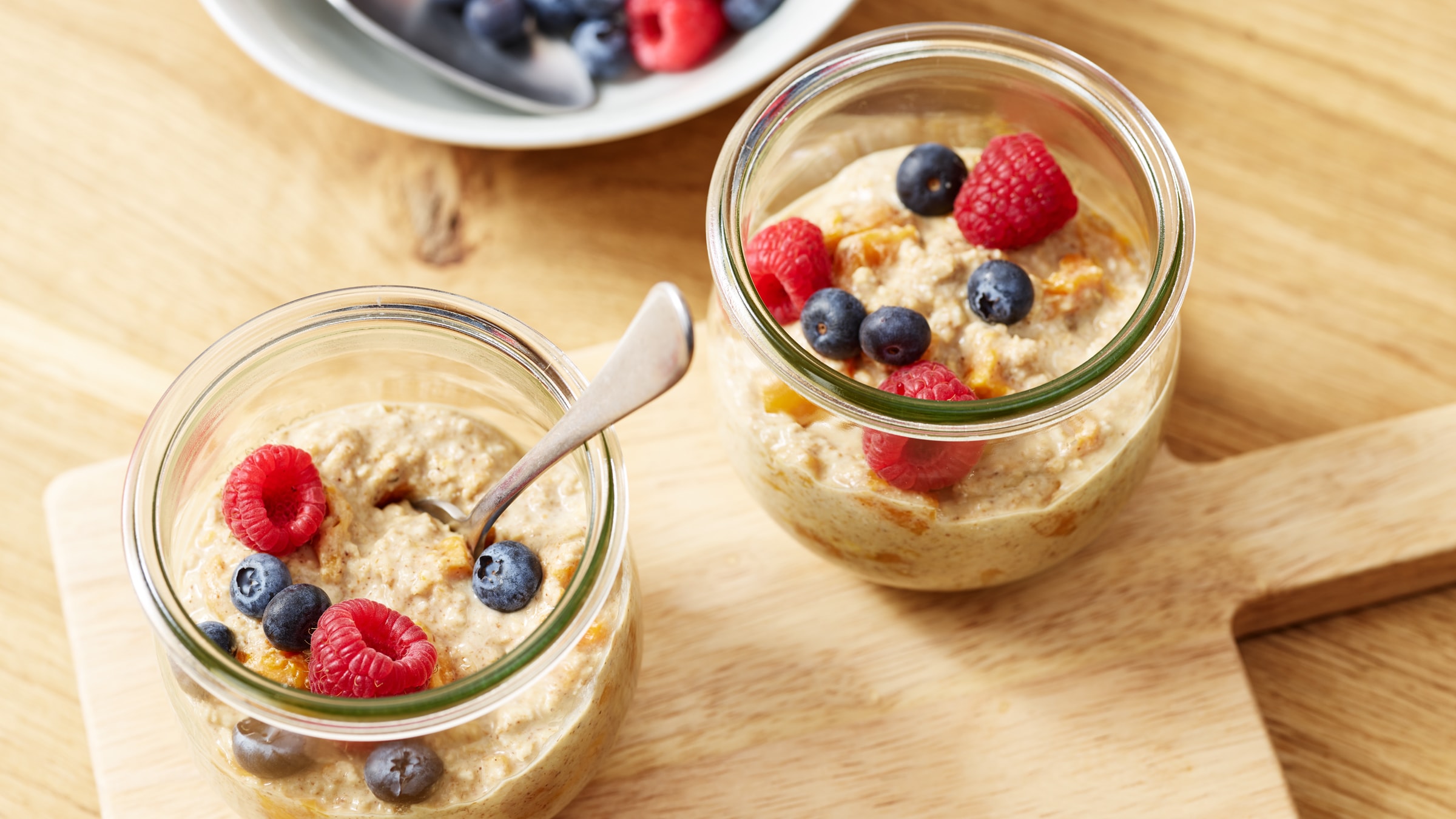Erdmandel-Overnight-Oats mit Mango und Kokos