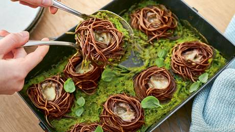 Buchweizenspaghetti-Nester mit Mozzarellakern und Kräutersud