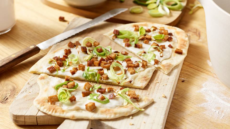 Flammkuchen mit Lauch und Räuchertofu
