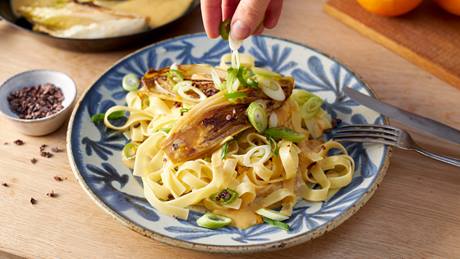Pasta mit gebratenem Chicorée und Kakaonibs