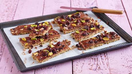 Dattelriegel mit Pistazien und Kakaonibs