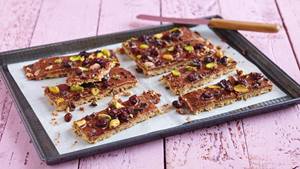 Dattelriegel mit Pistazien und Kakaonibs