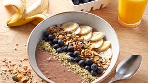 Protein-Müsli-Bowl mit Kakao und Banane