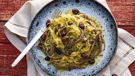 Buchweizen-Pasta mit Spitzkohl in cremiger Cashew-Cranberry-Sauce