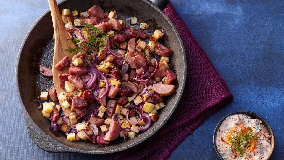 Rote Kartoffelpfanne mit Haselnuss-Karotten-Creme