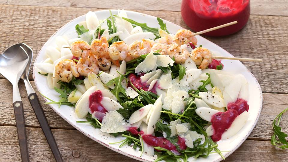 Spargel-Rucola-Salat mit Garnelen und Himbeersauce