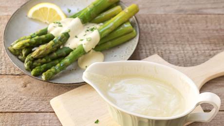 Spargel mit veganer Sauce hollandaise