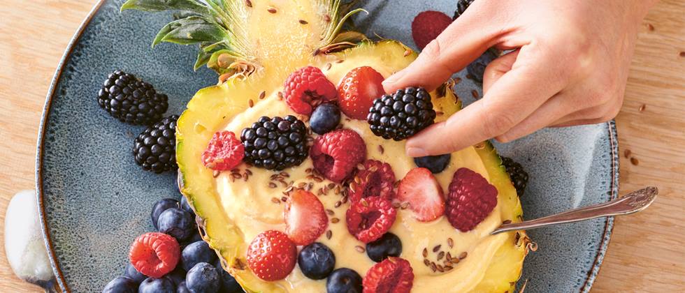 Alnatura Rezept: Ananas-Beeren-Bowl
