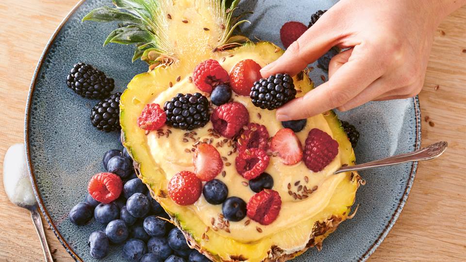 Ananas-Beeren-Bowl