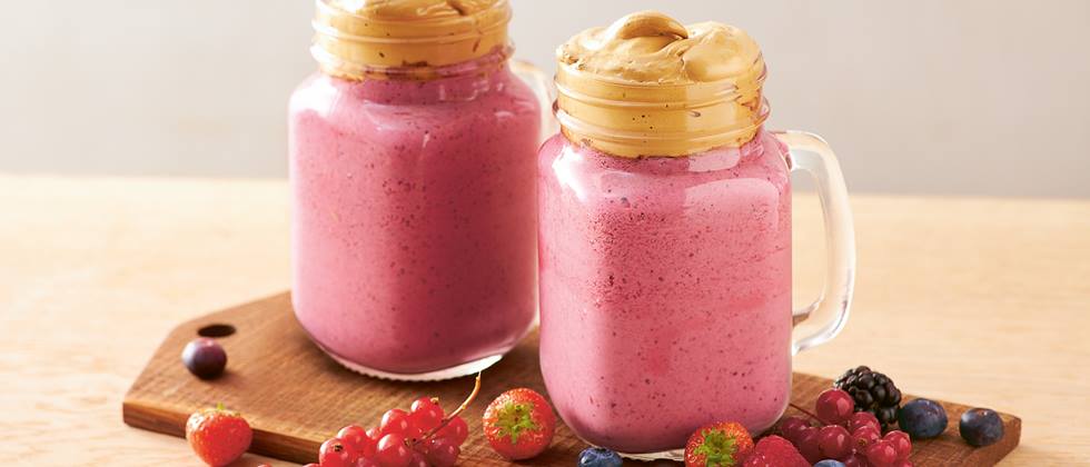 Alnatura Rezept: Aufgeschlagener Eiskaffee mit Beerenmischung