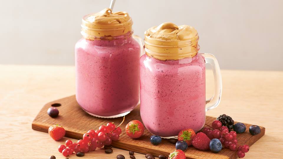 Aufgeschlagener Eiskaffee mit Beeren-Mandeldrink