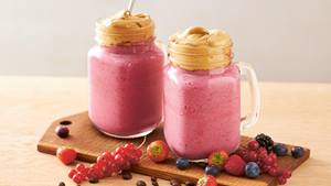 Aufgeschlagener Eiskaffee mit Beeren-Mandeldrink