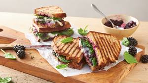Röstbrot mit Ziegenkäse und Brombeer-Chutney