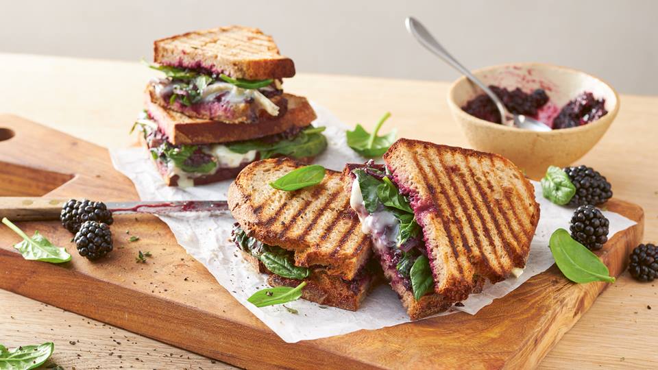 Röstbrot mit Ziegenkäse und Brombeer-Chutney