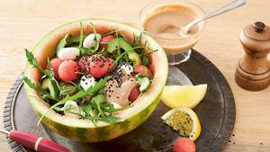 Wassermelonen-Salat mit feinem Haselnuss-Dressing
