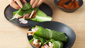 Salatwraps mit Erdnuss-Orangen-Sauce
