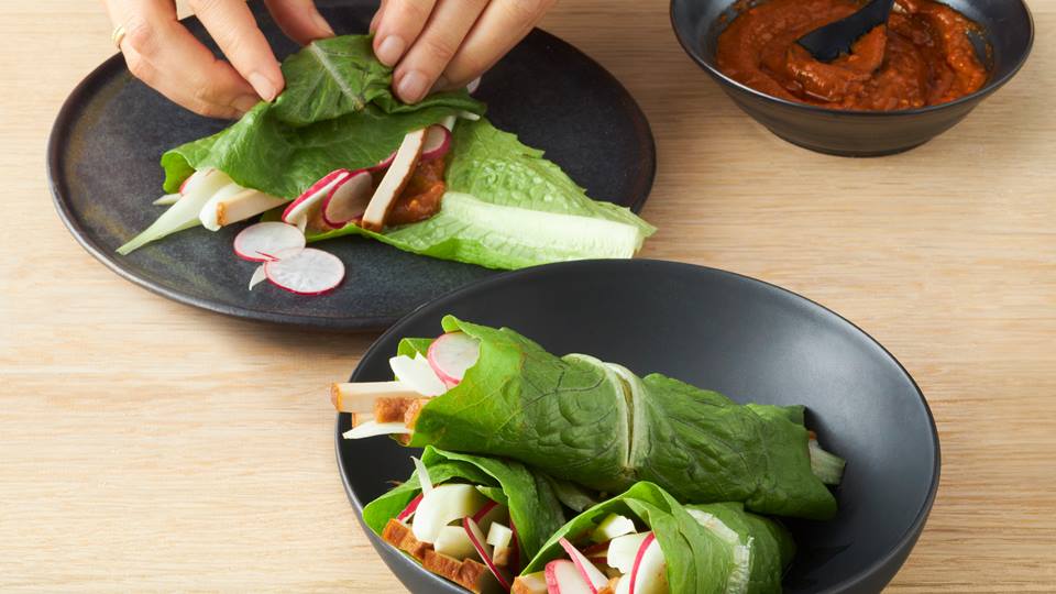 Salatwraps mit Erdnuss-Orangen-Sauce