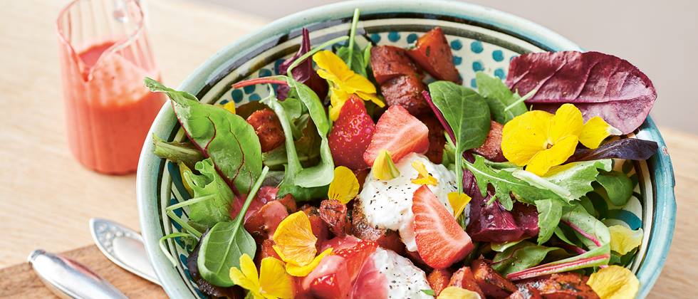 Alnatura Rezept: Bunter Blütensalat mit Süßkartoffelwürfeln und Erdbeerdressing