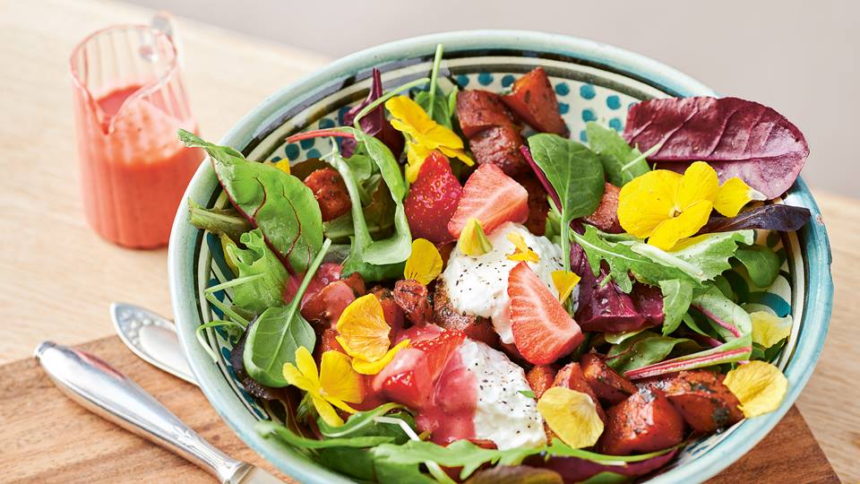 Bunter Blütensalat mit Süßkartoffelwürfeln und Erdbeerdressing