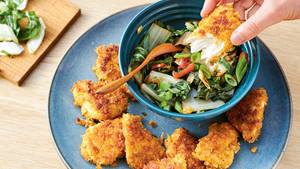 Krosse Hähnchennuggets mit würzig-scharfem Mangold