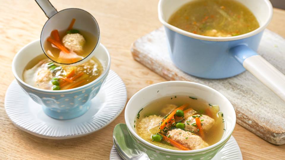Suppe mit Frühlingsgemüse und Klößchen