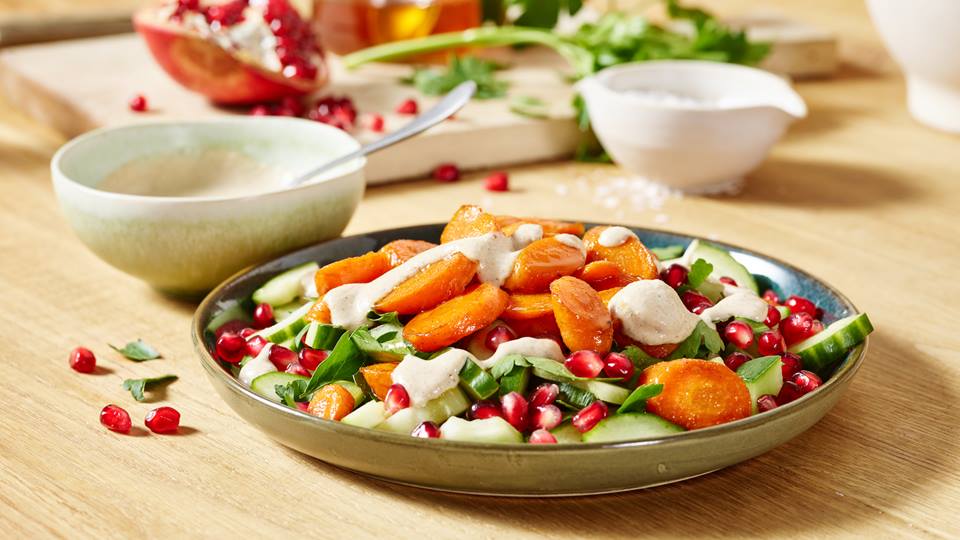 Würzige Honigkarotten auf Gurken-Petersilien-Salat