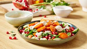 Würzige Honigkarotten auf Gurken-Petersilien-Salat
