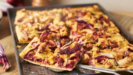 Rote-Bete-Zwiebelkuchen mit Räuchertofu