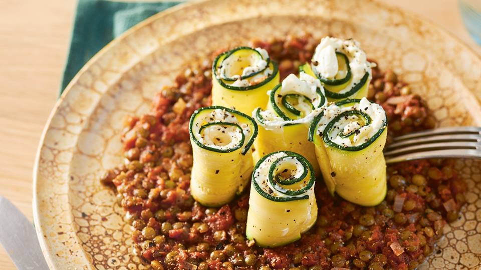 Balsamico-Linsen mit Zucchini-Röllchen